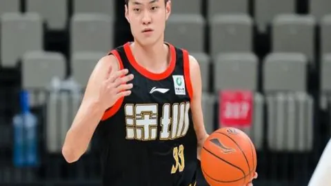 英超征程：水晶宫以12胜10负领先，挑战不败传奇！